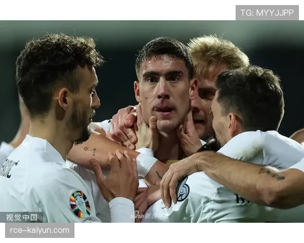 弗拉霍维奇梅开二度后手指天空，将进球献给刚刚去世的启蒙教练。